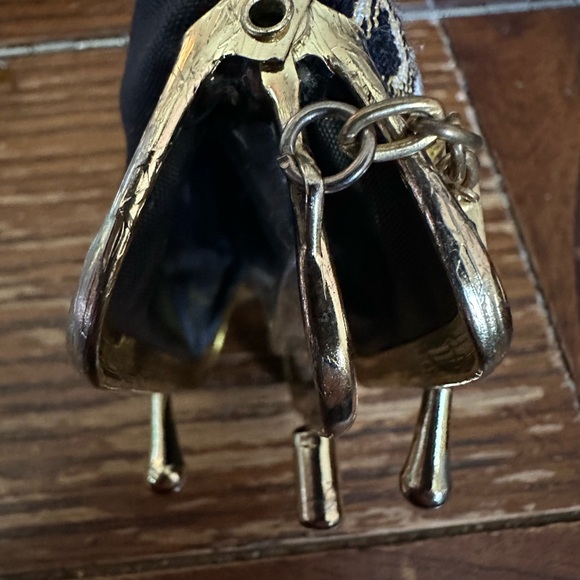 small coin purse with embroidered front - Picture 5 of 7